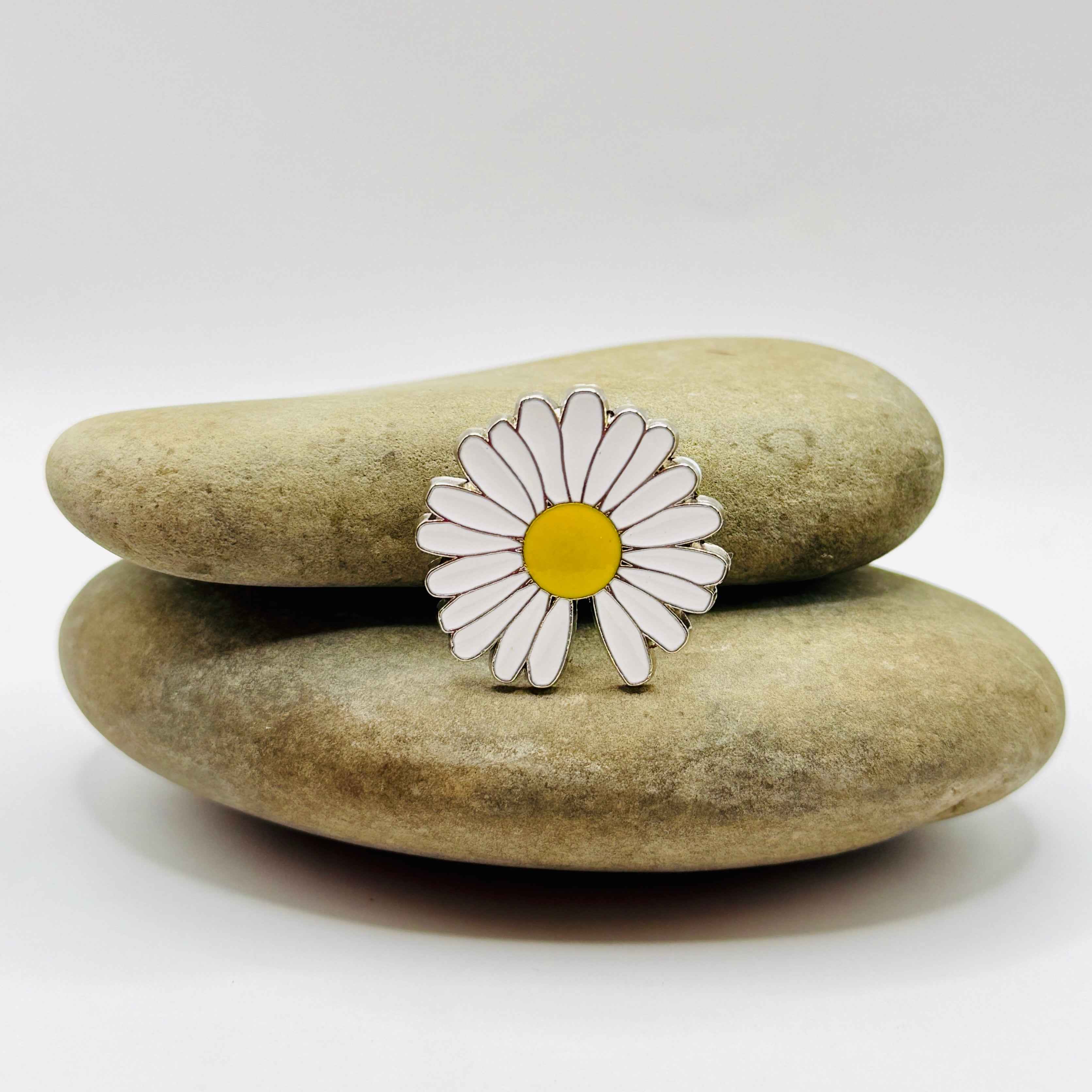 Daisy Flower Pin