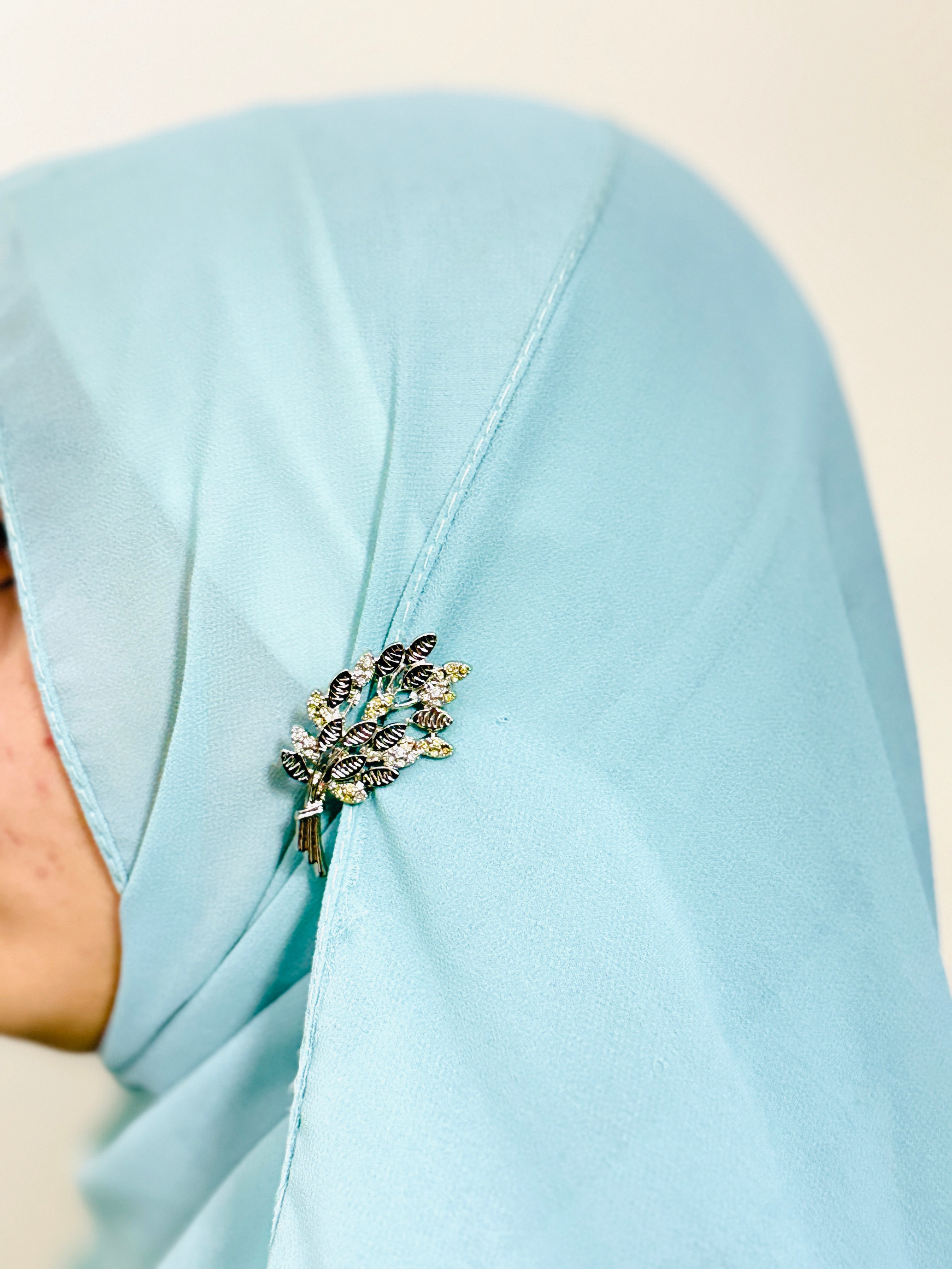 Festive Leaf Pin Gold