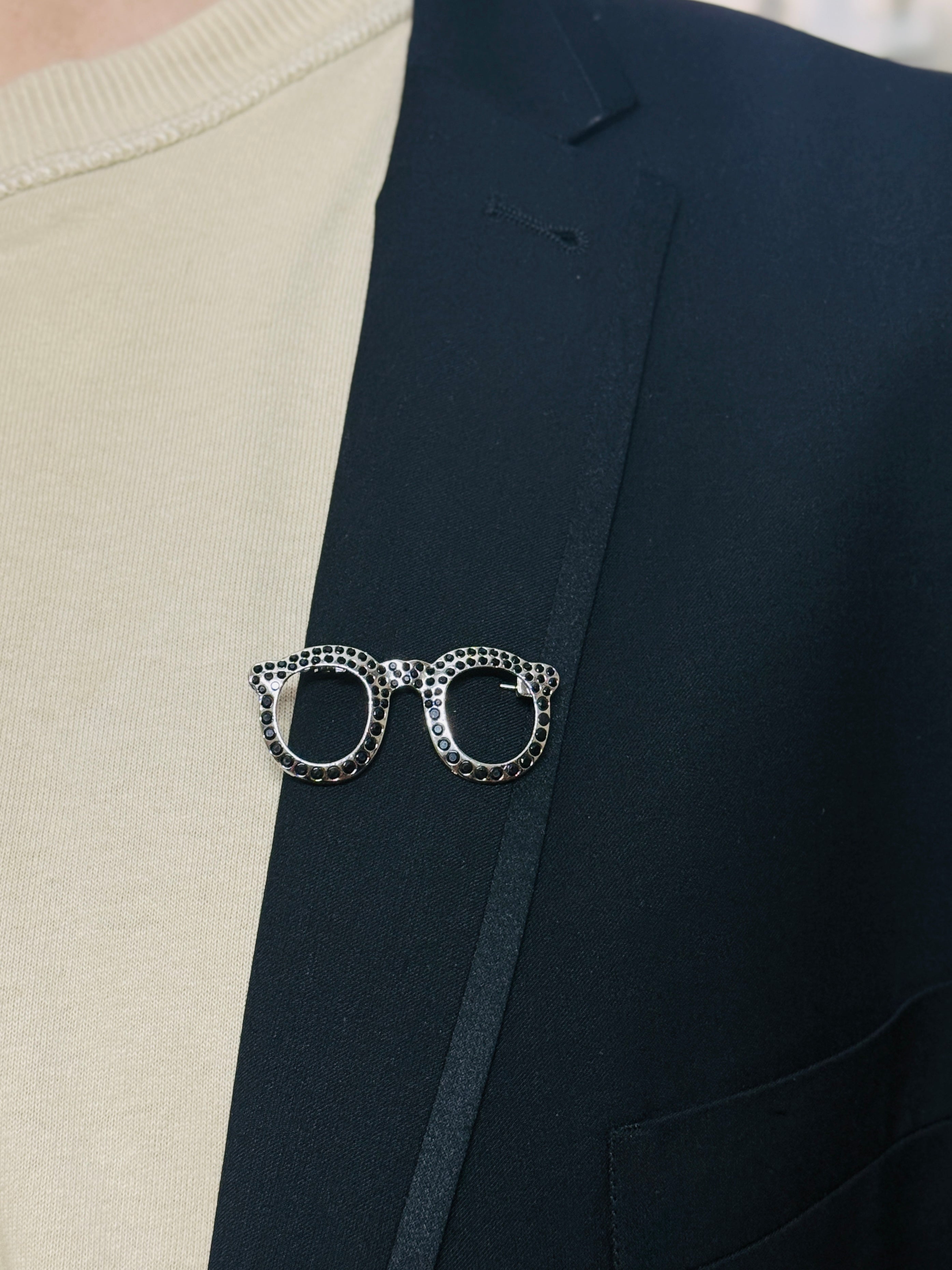 Chic Black Frame Pin