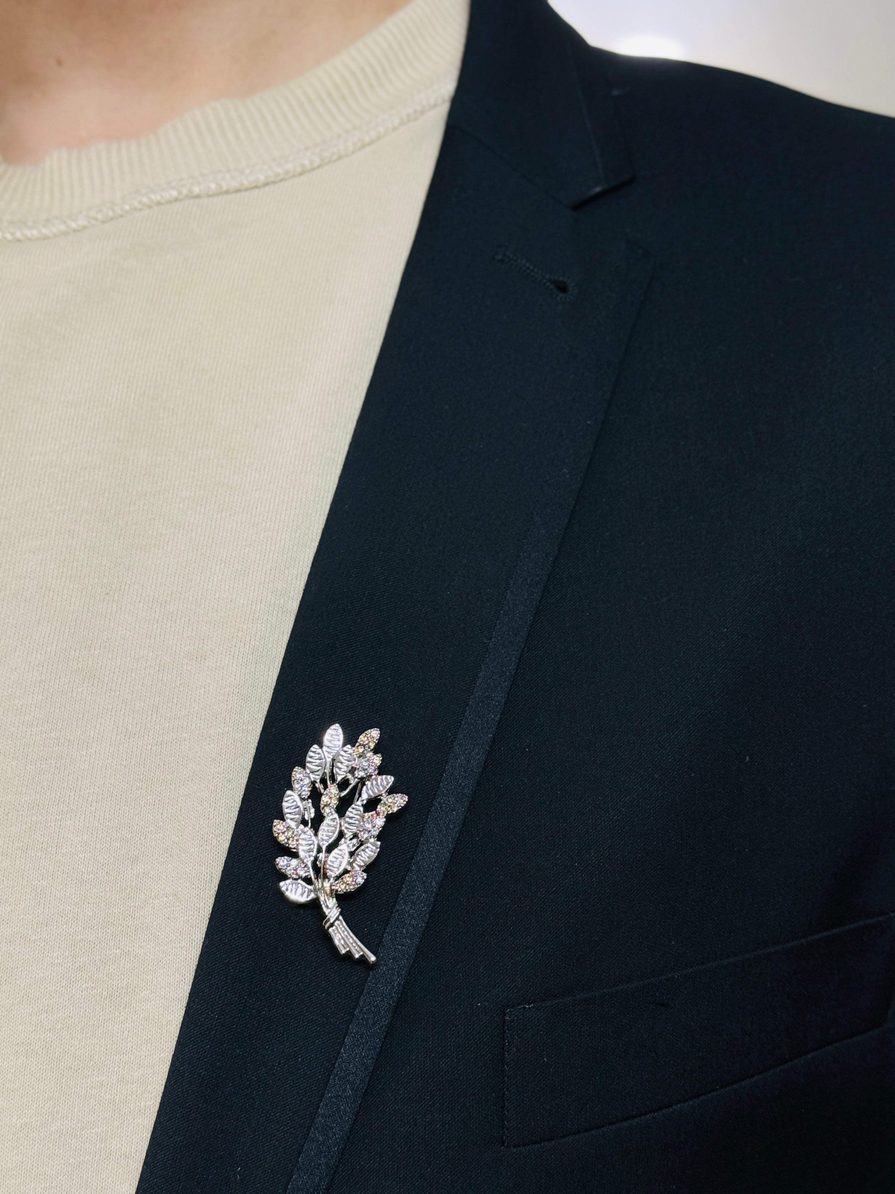 Festive Leaf Pin Gold