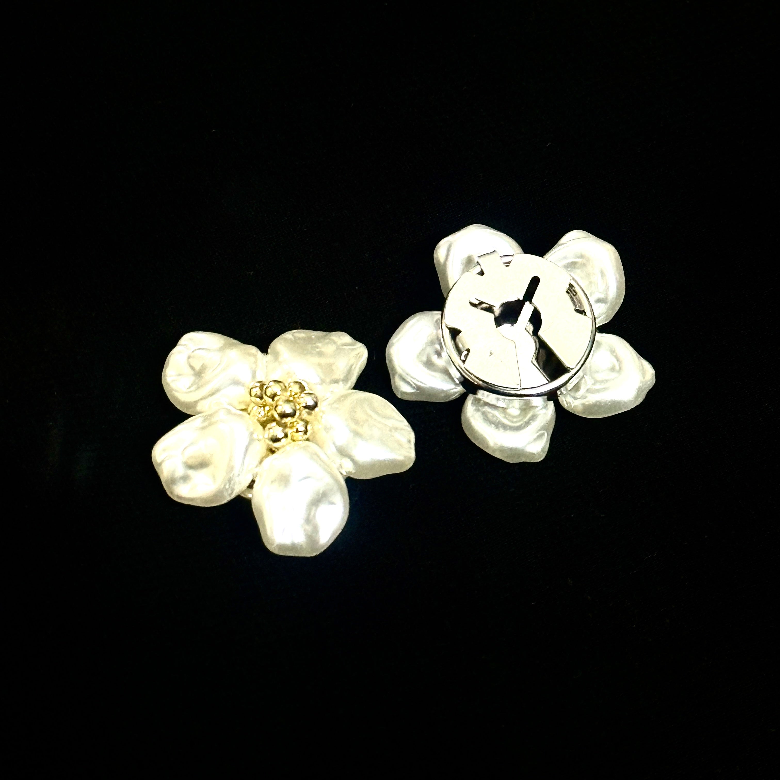 The Pearlized Flower Button Cover