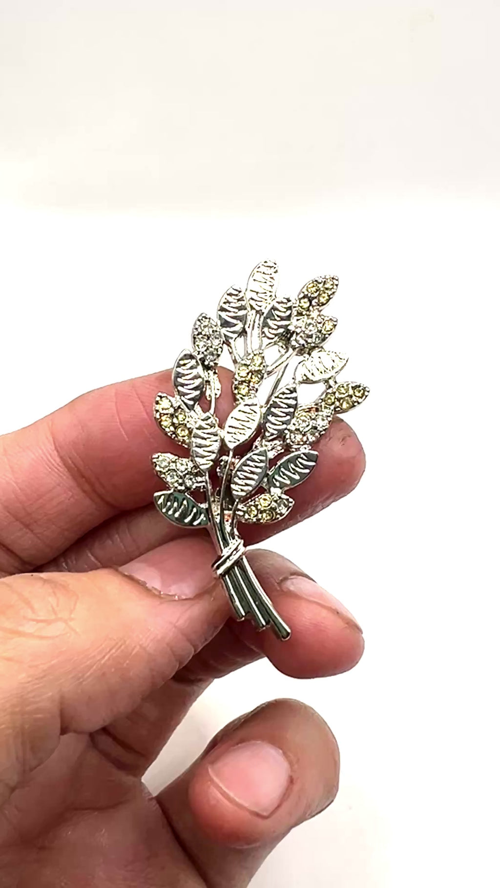 Festive Leaf Pin Gold