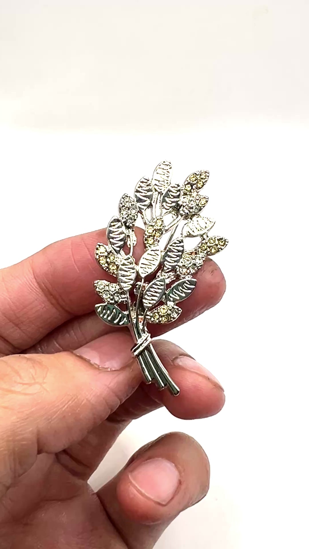 Festive Leaf Pin Gold